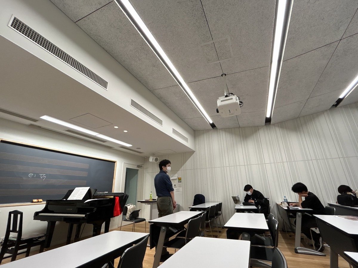 tcm_BandAcademy's tweet image. #東京音楽大学 #吹奏楽アカデミー
今回の #松下倫士 先生による3年生の #スコアリーディング の授業では、シューマンの「子供の情景」を題材に勉強しました。
各曲の構成や題名、調性から繋がりがある曲の発見や、和声からどのような効果が見られるのかなど、様々なことを学ぶことができました！