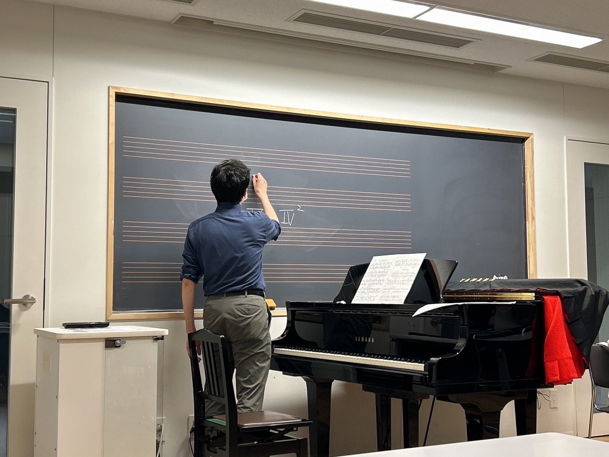 #東京音楽大学 #吹奏楽アカデミー
今回の #松下倫士 先生による3年生の #スコアリーディング の授業では、シューマンの「子供の情景」を題材に勉強しました。
各曲の構成や題名、調性から繋がりがある曲の発見や、和声からどのような効果が見られるのかなど、様々なことを学ぶことができました！