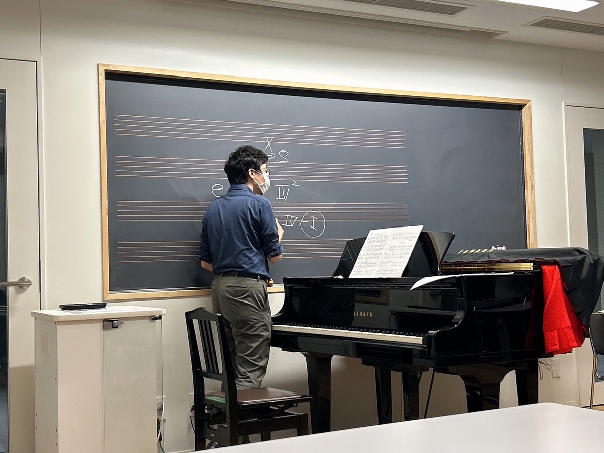 tcm_BandAcademy's tweet image. #東京音楽大学 #吹奏楽アカデミー
今回の #松下倫士 先生による3年生の #スコアリーディング の授業では、シューマンの「子供の情景」を題材に勉強しました。
各曲の構成や題名、調性から繋がりがある曲の発見や、和声からどのような効果が見られるのかなど、様々なことを学ぶことができました！