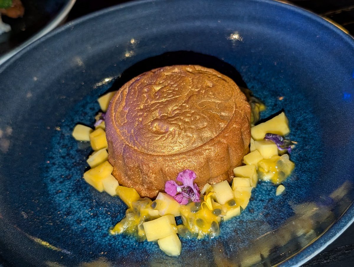 RetroRelicZone's tweet image. Happy Mid-Autumn Festival! Enjoy eating your mooncakes! I'm enjoying mine from Blue Dragon in Epic Universe!