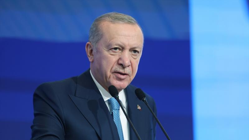 Cumhurbaşkanı Recep Tayyip Erdoğan, "Ortak alfabe hususunda Türkiye olarak ilk adımı atıyor, Cengiz Aytmatov'u anlatan bir eser ile Oğuznameleri ortak alfabe ile basıyoruz. Bugün de liderlere birer adet bundan takdim ediyoruz." dedi.