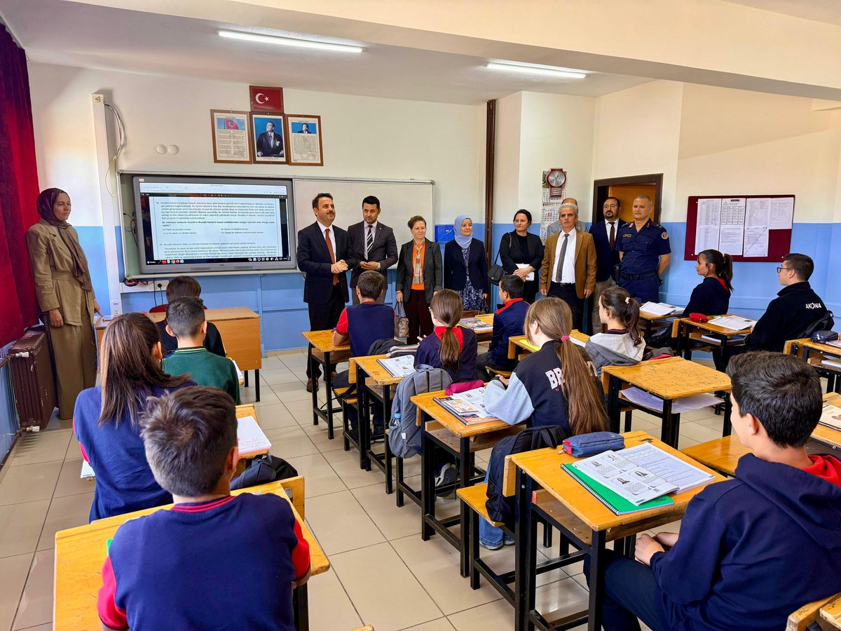 Kaymakamımız Sayın Erdoğan Turan ERMİŞ, daire amirleri ile birlikte Himmetdede Atatürk İlkokulu ve Ortaokulunu ziyaret ederek öğretmen ve öğrencilerimizle bir araya geldi ve eğitim faaliyetlerini yerinde inceledi.
#KocasinandaBirAileyiz