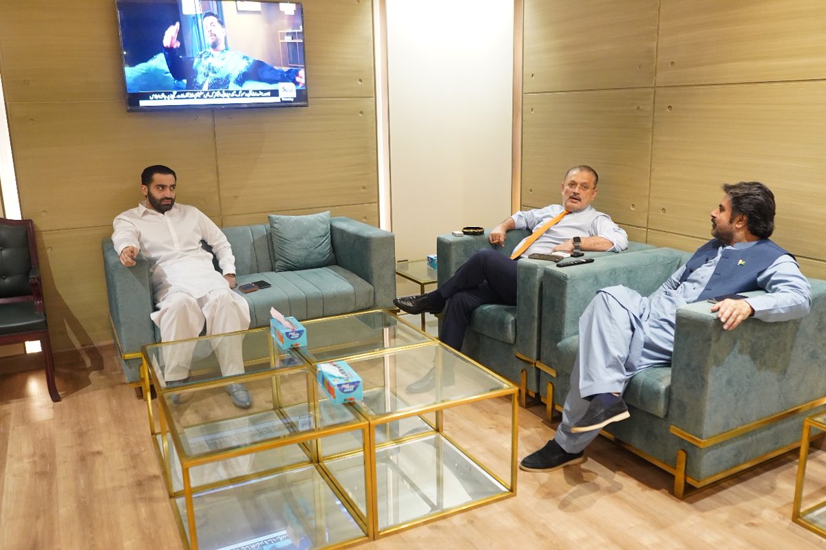 پاکستان پیپلز پارٹی کے نوجوان رہنما راول شرجیل میمن نے صوبائی وزیر بلدیات ناصر حسین شاہ سے ملاقات کی۔
ملاقات میں ضلع حیدرآباد اور پی ایس 61 سے متعلق بلدیاتی امور پر تفصیلی گفتگو ہوئی۔ اس موقع پر علاقے میں جاری اور آئندہ شروع ہونے والے ترقیاتی منصوبوں پر بھی تبادلۂ خیال کیا گیا۔