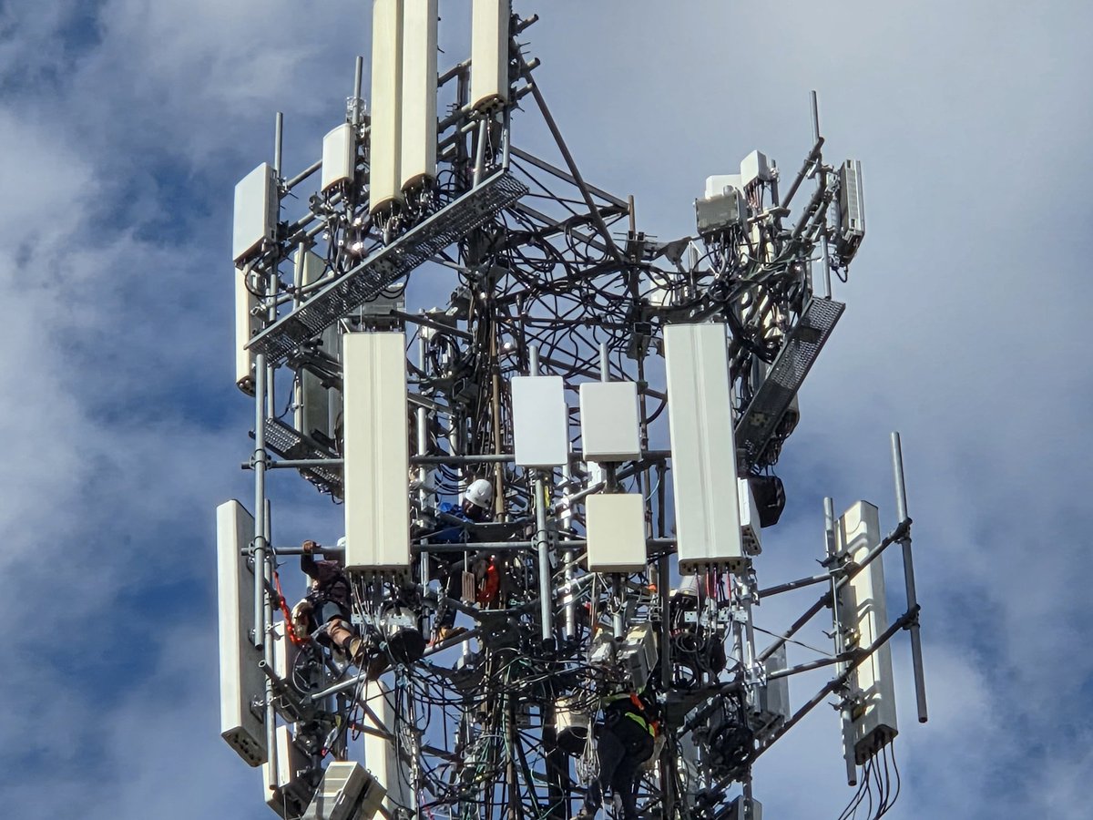 SneedTech's tweet image. You can see the newest 3 ghz radio-antenna going up next to the two nokia arrangements. Interested to see if they add 1 or 2 to replace the others. Hoping for 2.