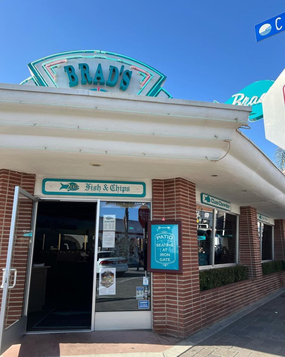 Mccsxasley's tweet image. #United States A beach on the California coast 🏖. It is very crowded on weekends and very lively. There are many restaurants, fast food restaurants, and sea view accommodation on the street