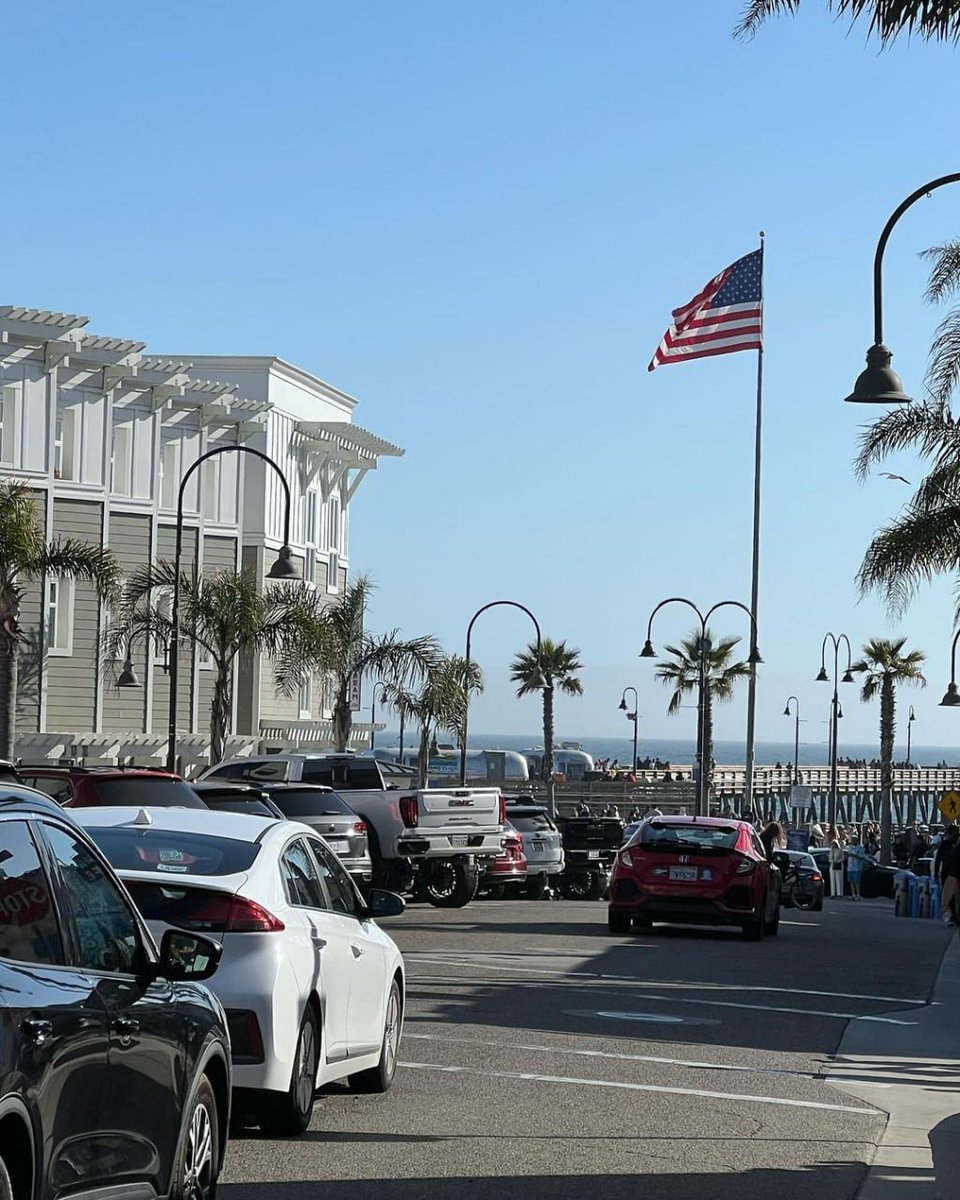 Mccsxasley's tweet image. #United States A beach on the California coast 🏖. It is very crowded on weekends and very lively. There are many restaurants, fast food restaurants, and sea view accommodation on the street