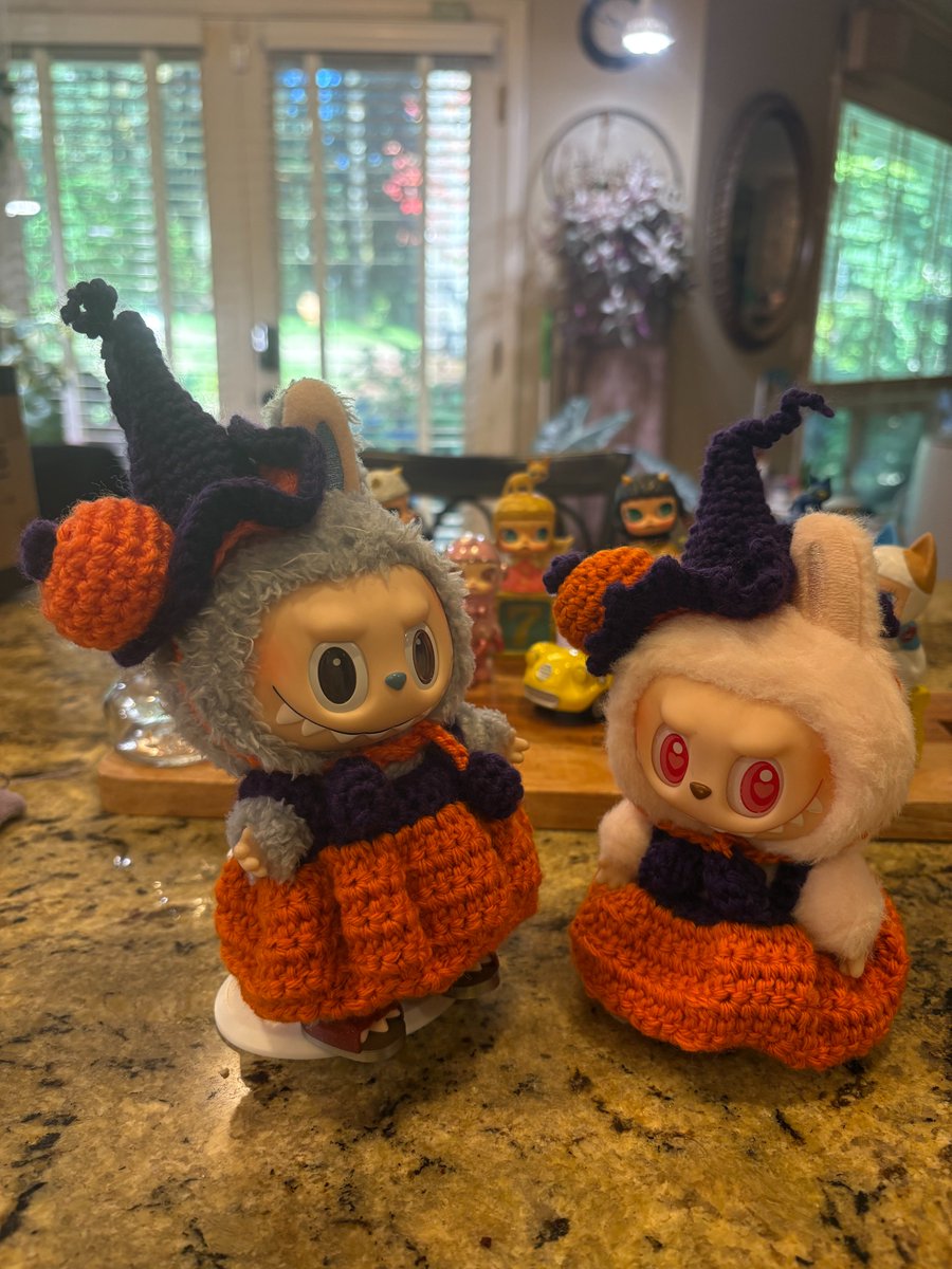 Labubuの表情ってハロウィーンコスチュームが似合うね🧡どんないたずらしようかと話し合ってるみたい😁