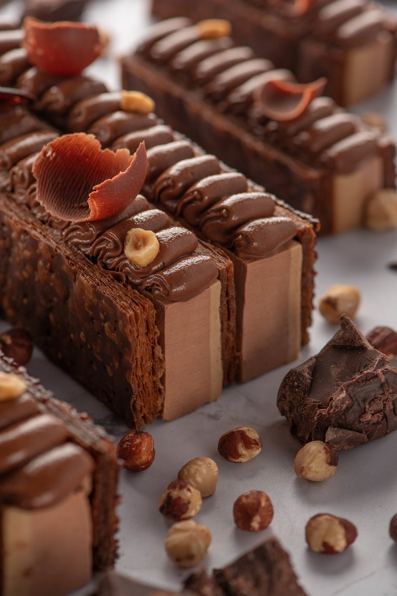 [Nouveauté] Millefeuille Choco-noisette
Crème onctueuse à la noisette, crémeux et ganache chocolat, feuilletage cacao et  nougatine au éclats de fèves de cacao.
vincentguerlais.com
Vincent Guerlais Agitateur de Papilles pâtissier, maître chocolatier et biscuitier   #Nantes