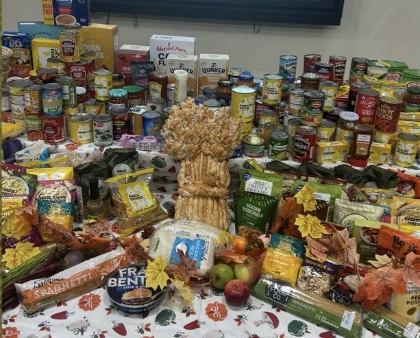 Diolch yn fawr i’r <a href="/NoddfaJohn/">Pastor John</a> ar gyfer gwasanaeth cynaeafu heddiw🧡 the children <a href="/garntegprimary/">Garnteg Primary</a> have donated a variety of items for a local food bank, as well as donating some of our fresh produce from our allotment/orchard area🍎🥕 ardderchog pawb!