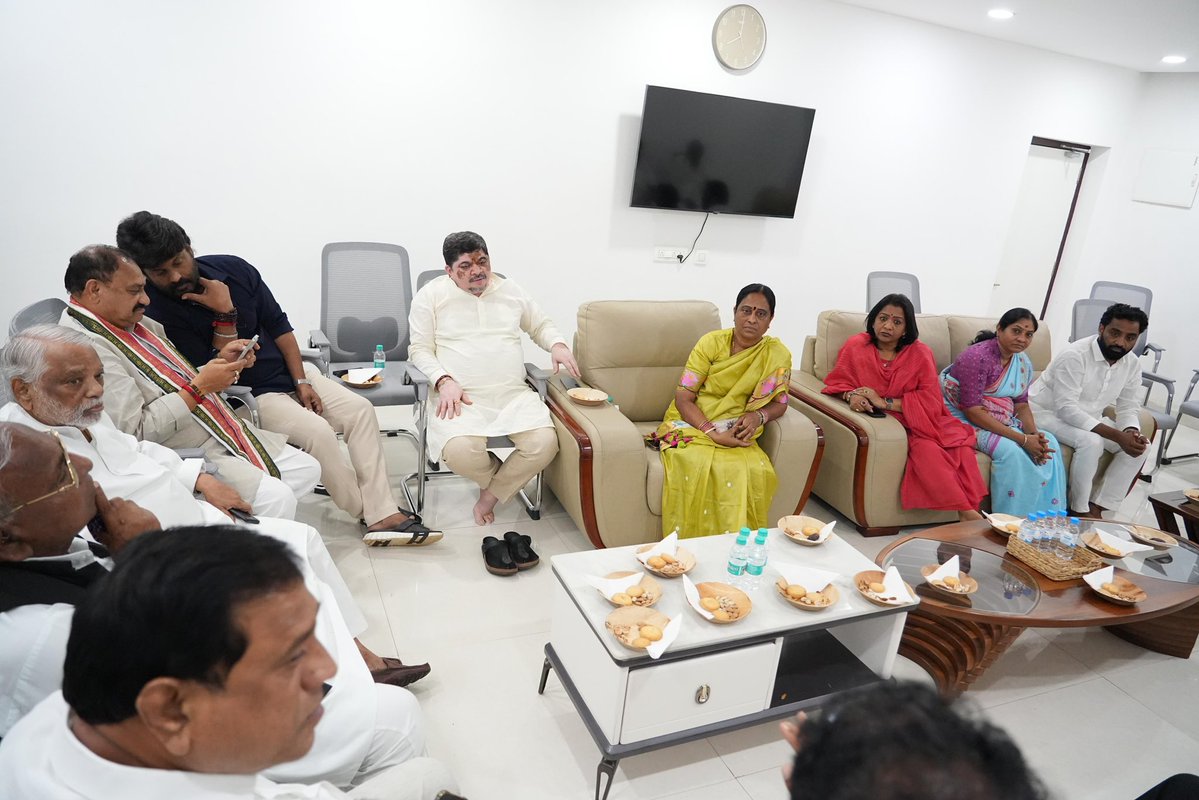 Ponnam_INC's tweet image. మినిస్టర్ క్వార్టర్స్ లో సహచర మంత్రి వాకిటి శ్రీహరి గారి నివాసంలో    తెలంగాణ కాంగ్రెస్ బీసీ నేతల సమావేశం

రేపు హైకోర్టులో బీసీ లకు 42 శాతం రిజర్వేషన్లపై హైకోర్టులో వేసిన పిటిషన్ పై వాదనలు ఉండడంతో ప్రభుత్వం నుండి హైకోర్టులో  బలమైన వాదనలు వినిపించేలా భేటీ .

సమావేశంలో పీసీసీ చీఫ్…
