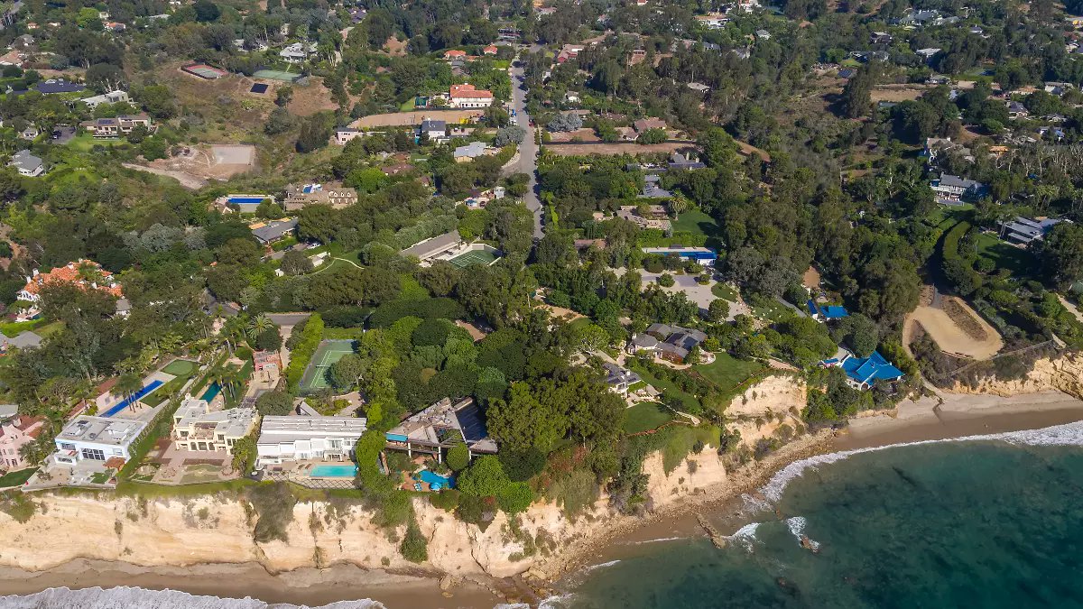 ElleLivingHomes's tweet photo. The expansive estate, chock-full of attractions and perched daringly above the California coastline, asks a cool $110 million. https://t.co/3NuA6ZlqOL https://t.co/ouGhjYjaZL