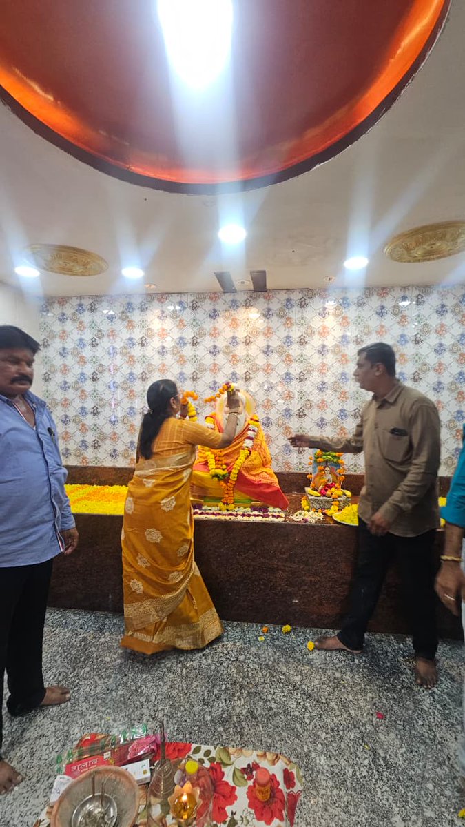 SumitraBJPMP's tweet image. आज भगवान महर्षि वाल्मीकि जी के प्रकटोत्सव के अवसर पर महाराष्ट्र के नागपुर में रामायण रचयिता महर्षि वाल्मीकि भगवान मंदिर में पूजा अर्चना कर आशीर्वाद प्राप्त किया।