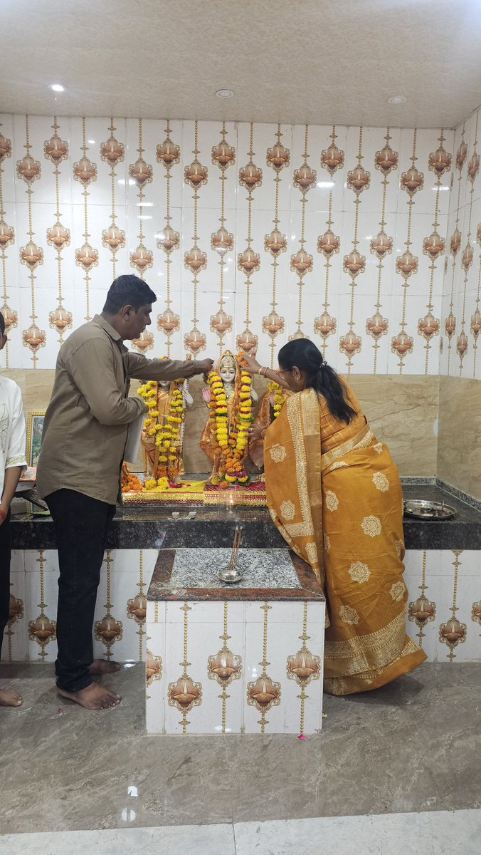 SumitraBJPMP's tweet image. आज भगवान महर्षि वाल्मीकि जी के प्रकटोत्सव के अवसर पर महाराष्ट्र के नागपुर में रामायण रचयिता महर्षि वाल्मीकि भगवान मंदिर में पूजा अर्चना कर आशीर्वाद प्राप्त किया।