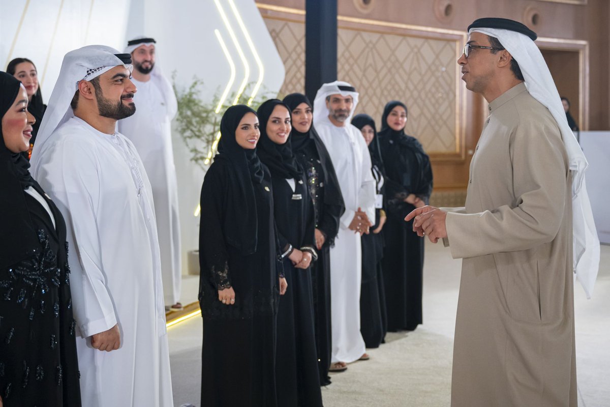 UAEmediaoffice's tweet photo. سمو الشيخ منصور بن زايد يترأس اجتماع مجلس تنافسية الكوادر الإماراتية ويكرّم الفائزين بجائزة "نافس" في دورتها الثالثة https://t.co/ZLSO29dWE2