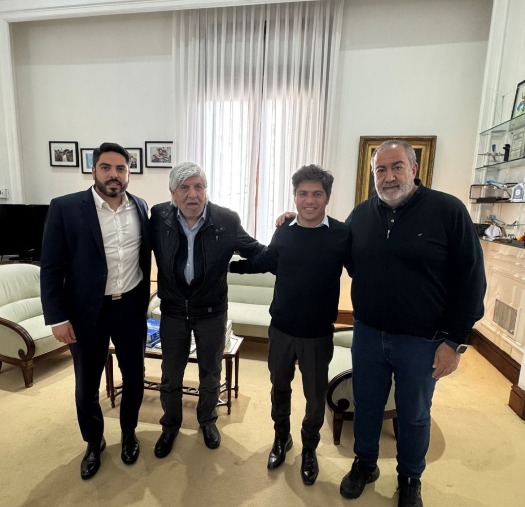 marta_fe1's tweet photo. Cortar privilegios políticos tiene su costo

Argentina se levanta y los que quieren perpetuarse en el poder, operan como nunca antes se vio históricamente.

Prefiero que presente un libro y cante, antes de juntarse con el Código Penal en una foto 👇 https://t.co/HH7Bmxy4rz