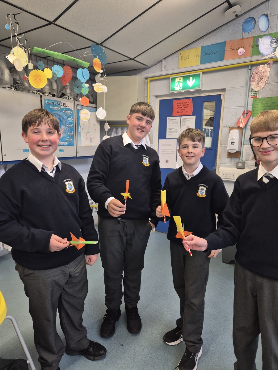 CMCOscience's tweet image. @colmhuirecoed @CMCOscience 1st years took time out in Science class to build space rockets to mark World Space Week #STEM #WorldSpaceWeek #WSW #rathassaothar #etbethos #jcscience @TipperaryETB