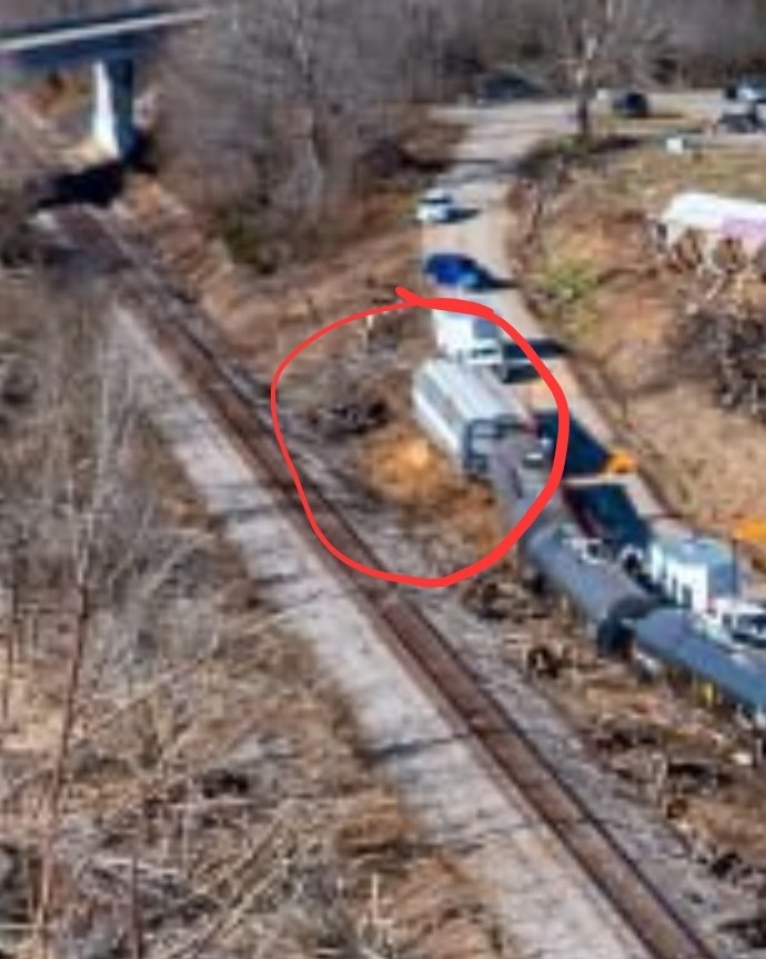 WarrenBeRandom's tweet photo. @plasticmattyy @NickKrasz_Wx Not only that, the loaded Ore Car that tipped over can be measured to a max gross weight of 286k. The grain DI in Enderlin was 286k as well. Just a thing to note!

Oh also, it looks like it knocked over a loaded grain car too 😉 https://t.co/RijRSHl6eZ