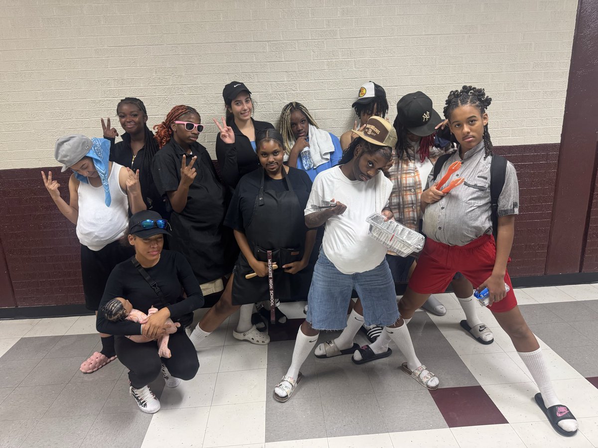 CoachKBaker41's tweet photo. It’s Homecoming week and on Day 2 @LadySkeeterBall killed the dress up day!!! Soccer moms vs BBQ Dads!!!! #USVSUS https://t.co/BdqVzCljXF