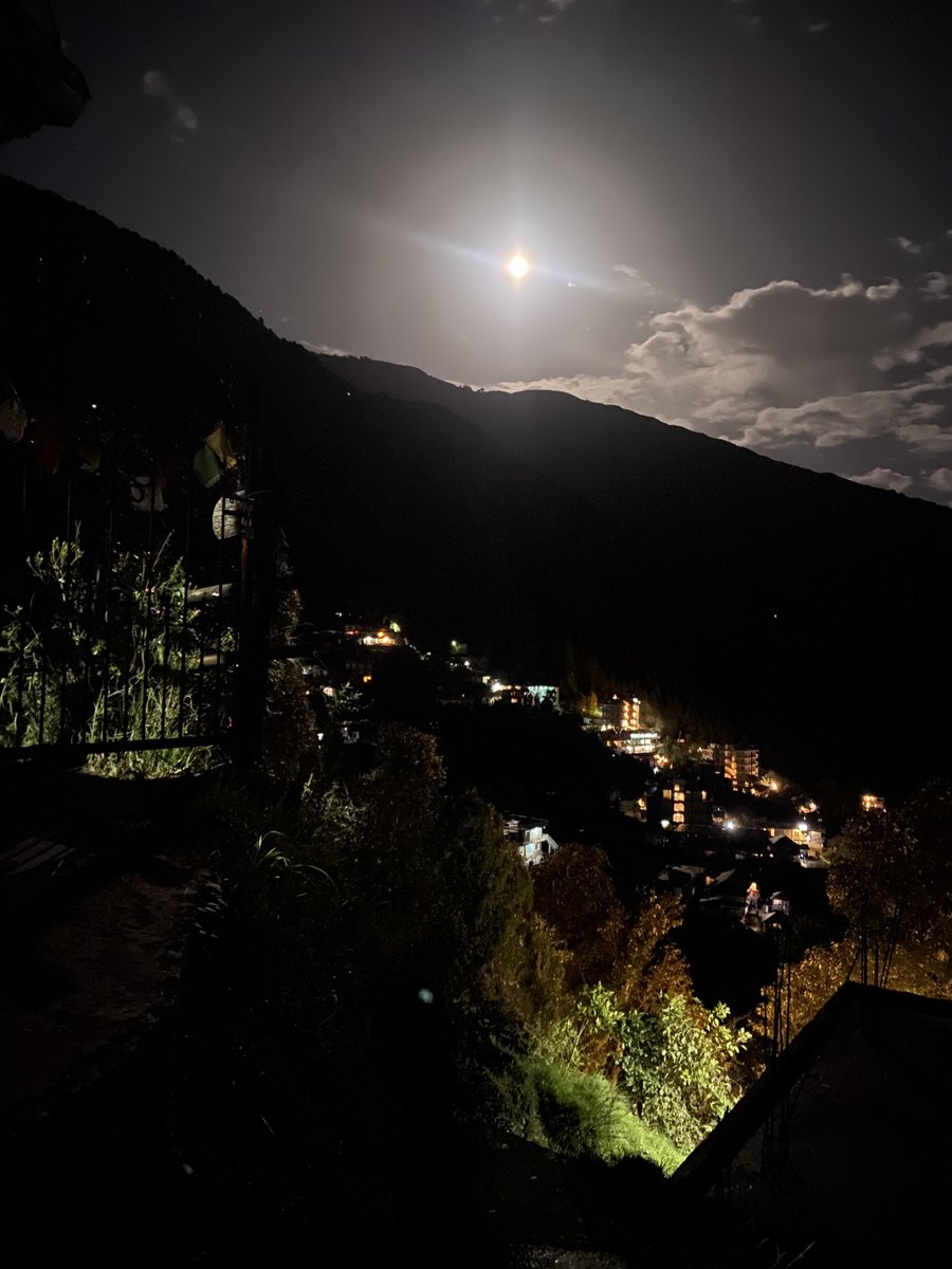 saurav__codes's tweet image. FullMoon 🌕