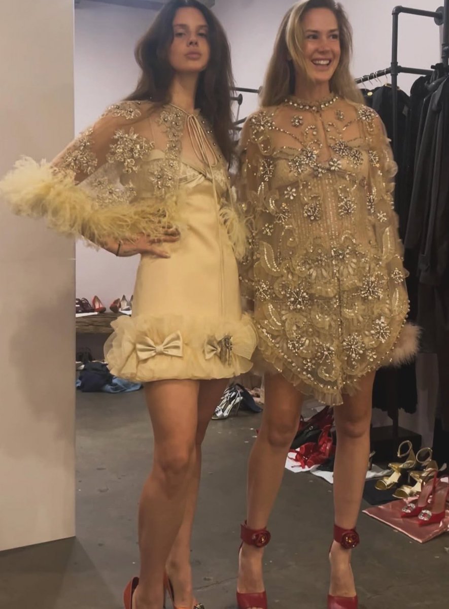 ldr_anthem's tweet image. Lana Del Rey posted a new picture of her and her sister, Chuck Grant, at the Paris Fashion Week 🤍