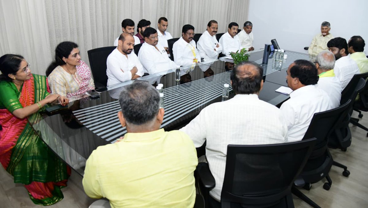 తెలంగాణ తెలుగుదేశం నేతలతో పార్టీ జాతీయ అధ్యక్షులు, ముఖ్యమంత్రి నారా చంద్రబాబు నాయుడు సమావేశం అయ్యారు. తెలంగాణలోని వివిధ జిల్లాల నుంచి వచ్చిన నేతలతో సీఎం క్యాంప్ కార్యాలయంలో చంద్రబాబు సమావేశం అయ్యారు.
#Telangana