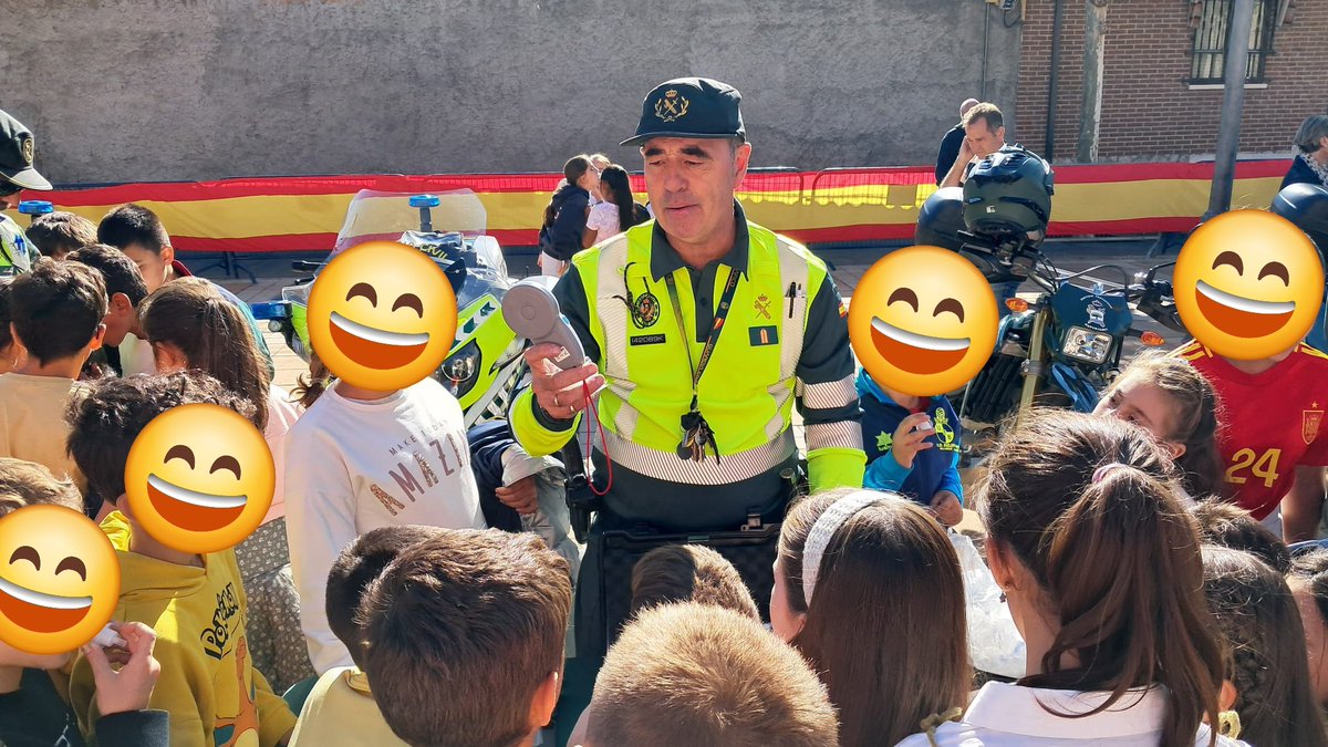 Un día soleado para celebrar el  acto de izado de bandera en <a href="/cabezondepisu/">Cabezón de Pisuerga</a> organizado por la Guardia Civil de Valladolid. El alumnado del <a href="/CeipMelquiades/">CEIPMelquiadesHidalg</a>
participa en esta conmemoración englobada en los actos de celebración del Día del Pilar.
<a href="/dipvalladolid/">DiputacionValladolid</a>