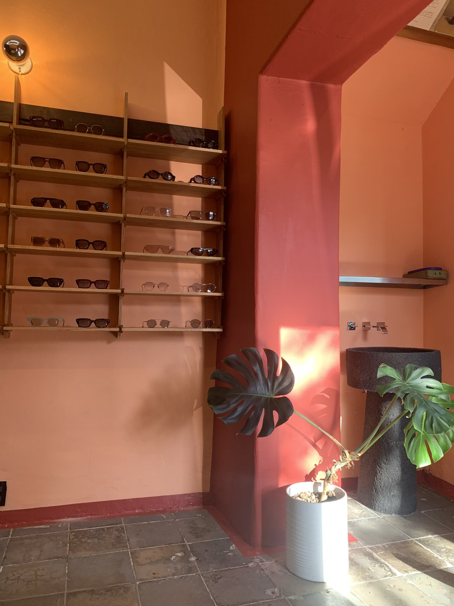 Pasen a conocer el mueble que nos hizo Joselo para los armazones en nuestra tienda <a href="/Dr_York/">Dr.York</a>  de GDL
López Cotilla 1234 Colonia Americana. Les invitamos un café, una infusión o una agua mineral 😉 Síganos en IG: @dryork