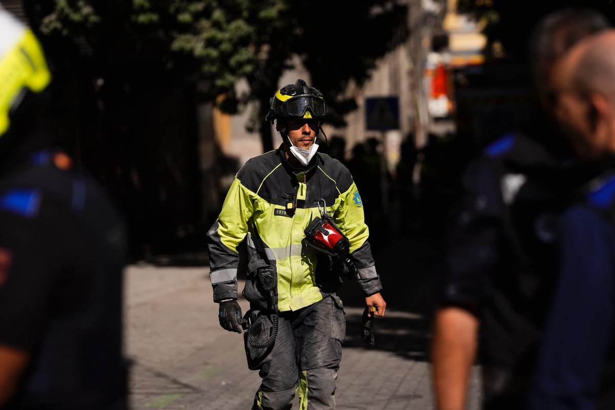 IdiazAyuso's tweet photo. Desde la Comunidad de Madrid seguimos volcados con los desaparecidos en el derrumbe del edificio en Ópera.

Con el #SUMMA112 desplegado y a disposición de todos los equipos de emergencias del Ayuntamiento de Madrid, que están haciendo una gran labor. https://t.co/8u0V7UWQW6