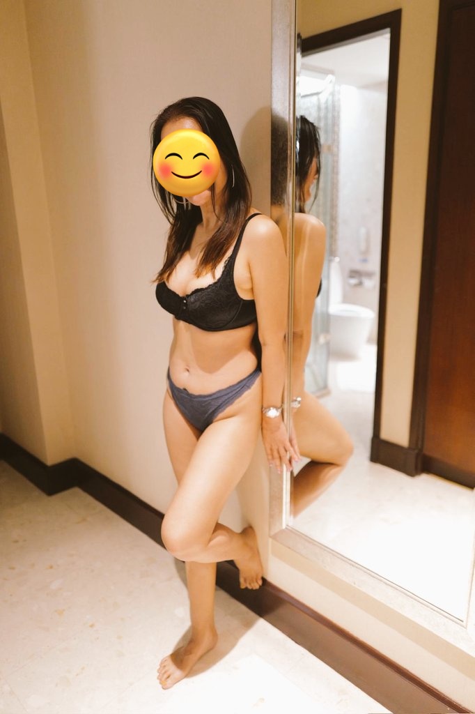 It's cold outside because it's raining, but why is it so hot in this room?🤭🔥
#bangkoknightlife #sexydriver #nightlifefun #hotgirlfriend #freelancer  #ladydriverhookup #ladydriverguide #treesome #bangkokhooker #ladydriverfullservice #ladydriver #escortgirl #swinger #treesome