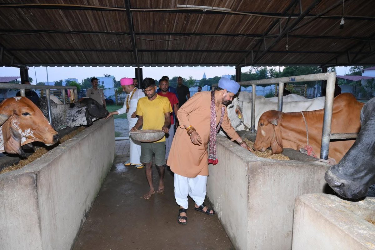 b_bhushansharan's tweet photo. 📍गोंडा (विष्णोहरपुर गौशाला)

आज नई दिल्ली से आगमन पर पैतृक निवास स्थान के गौशाला में पहुँच कर गौ सेवा कर धर्म लाभ प्राप्त किया !
गौ -सेवा एक प्रकार से देव सेवा समान है ।।

#Gonda #UP https://t.co/YgWwVlg14z