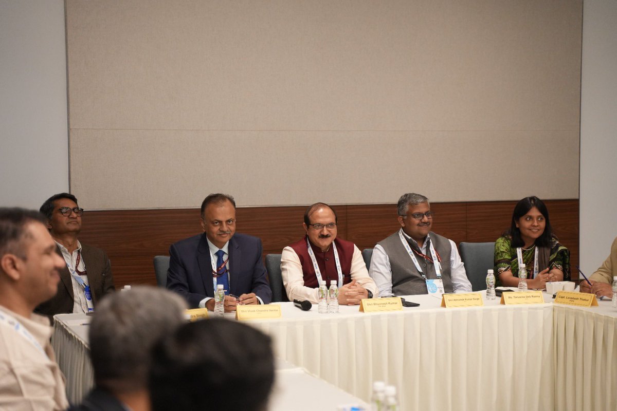 UIDAI's tweet image. CEO, UIDAI, interacted with industry leaders at the Industry Closed Room session during #GFF2025.
#Aadhaar #GFF #GlobalFintechFest