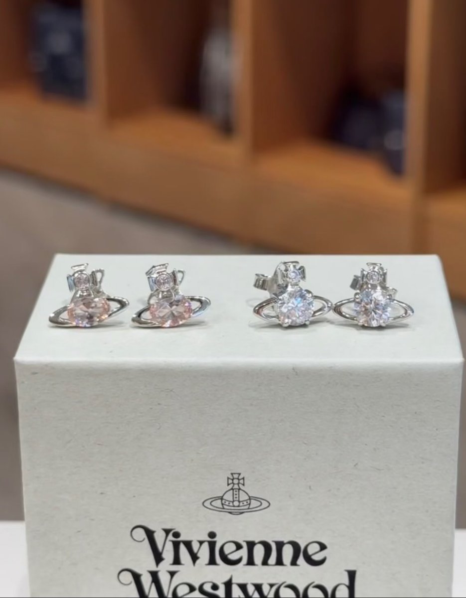 Npc_Brandstore's tweet photo. พร้อมส่ง✨ ต่างหู รุ่น Ailie earrings 😍 คริสตัลสีชมพู รุ่นใหม่น้า อะไหล่เงิน น่ารักมาก 💓

🔅ราคาน่ารัก 5,690.- ส่งฟรี ems🔅

ของแท้ 💯 อุปกรณ์ครบ กล่อง ถุงผ้า การ์ด

📱 สอบถาม - สั่งซื้อ Line : @622chuyc (มี@)

#ต่างหูvivivenne #ต่างหูvivienneพร้อมส่ง #ต่างหูviviennewestwood https://t.co/H6Ks4ma4Y3