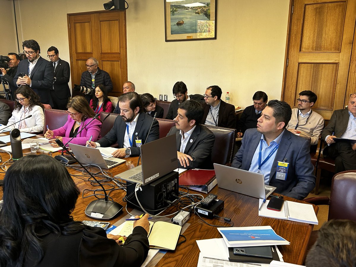 DirecDelTrabajo's tweet photo. El director nacional (s) del Trabajo, Sergio Santibáñez, participa de la Tercera Subcomisión Mixta de Presupuestos que inicia el estudio de la partida presupuestaria correspondiente al Ministerio del Trabajo y Previsión Social para 2026.

El equipo del @MintrabChile es encabezado por el ministro Giorgio Boccardo y los subsecretarios de @SubsecTrabajo Pablo Chacón y de @previsionsocial Claudio Reyes