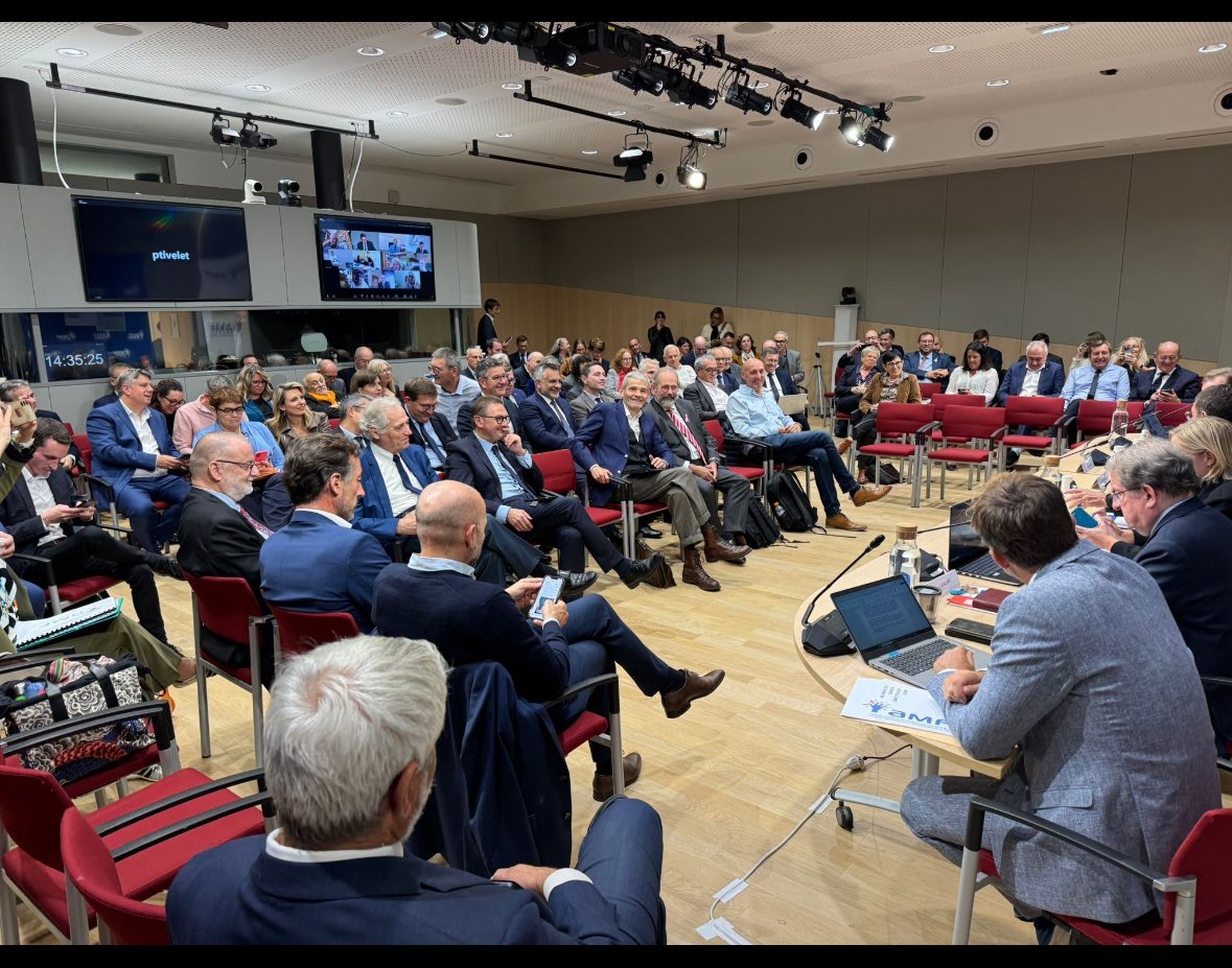 Séminaire de l’<a href="/l_amf/">AMF | Association des maires de France</a> et réunion du comité directeur autour de <a href="/davidlisnard/">David Lisnard</a>. Plus que jamais les maires sont un pôle de stabilité dans cette grave crise institutionnelle. Ils font avancer nos communes et poursuivent l’amélioration de la vie des Français quand l’État vacille.