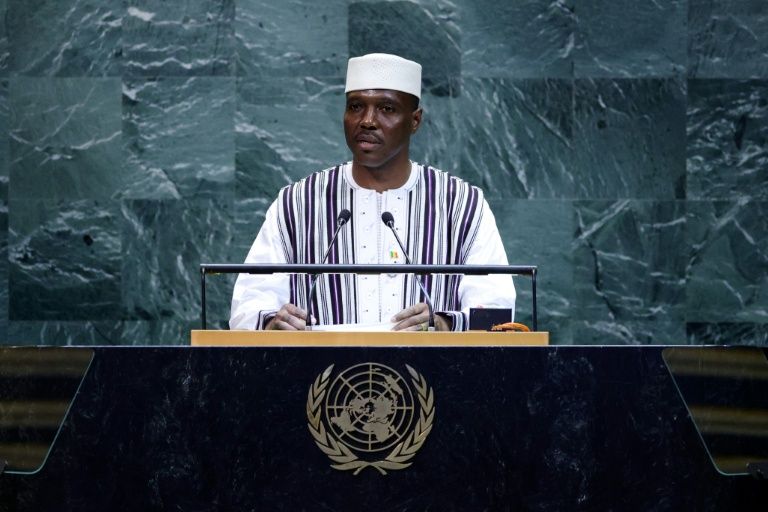 Dakar (AFP) - Muy lejos de la cuenca minera del Donbás, Rusia y Ucrania libran otra batalla indirecta en las dunas del Sahel, donde Moscú respalda a la junta militar de Malí y Kiev forma y asesora a rebeldes tuaregs en t bit.ly/3IWxY89