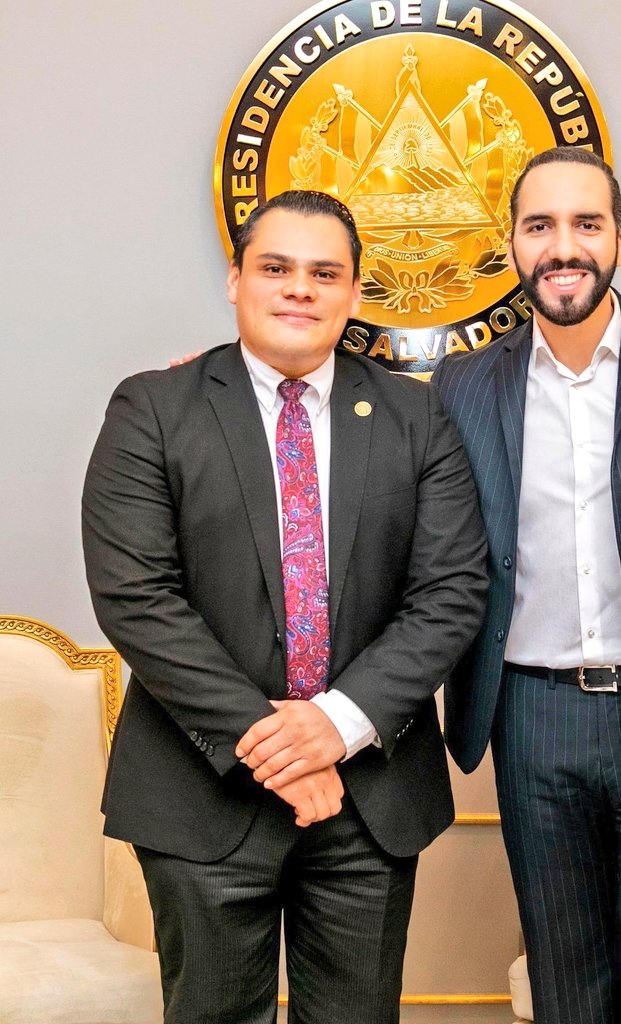 Fracasó como abogado y se metió a ser pastor de una iglesia liderada por un pederasta, pero fue con Nayib que encontró la fortuna: de la noche a la mañana terrateniente, terrenos, apartamentos, ropa de marca y gustos lujosos.

El mero <a href="/CalebNNavarro/">Caleb Navarro 🇸🇻</a> 

Con su pisto / con el tuyo