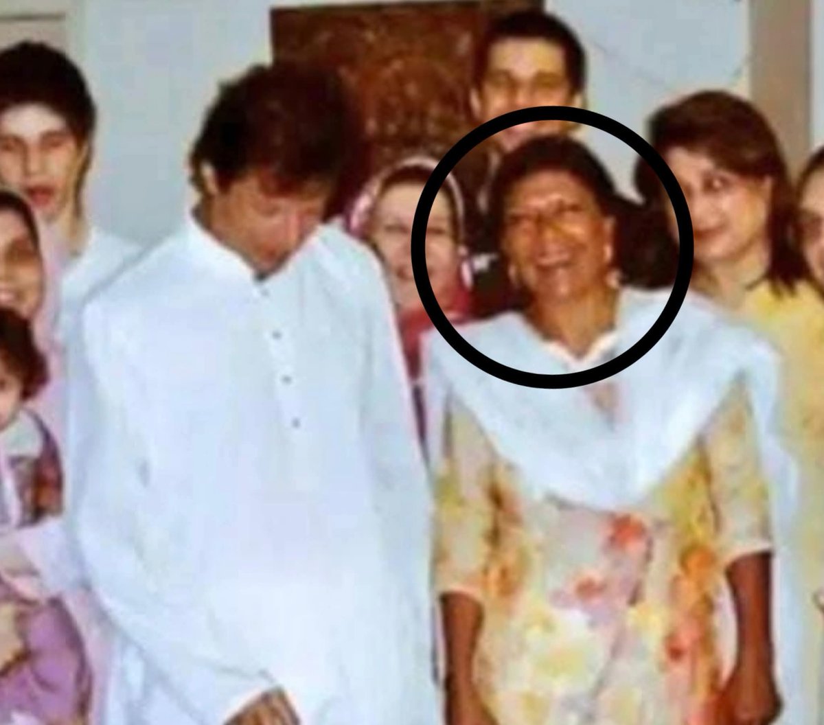 علیمہ خان کی یہ اس وقت کی تصویر ھے جب اسکے کے پاس نہ کھروبوں روپے والا سلائی مشین کا کاروبار تھا اور نہ ھی کوئی فقط ایک کمرے کا فلیٹ پھر اچانک شوکت خانم اسپتال کی تعمیر نے نقشہ ھی بدل ڈالا