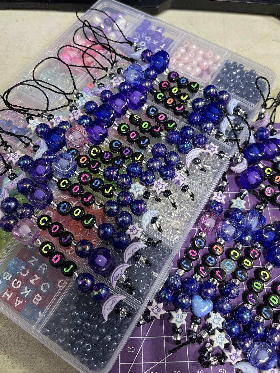 bloomythea's tweet photo. CUP OF JOE STARDUST FREEBIES ✧.*

first time q po gumawa ng something with beads (kaya i apologize if hindi pa maganda 😭). first time ko rin magpamigay ng freebies and it's such an honor na sa concert pa ng coj !! 😭🤏

see you po sa day 3, joewahs !! ☕️

#COJStardustTheConcert https://t.co/aTdK18yRPe