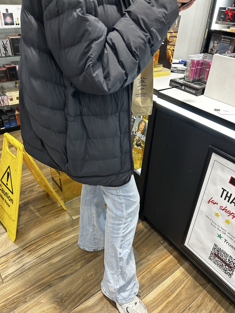 Sipupsi's tweet photo. #bristol #shopping #cashmeet let AS go with wallet and pin…. Thanks and looking forward to an update later #findom https://t.co/d3Sac4pn8P