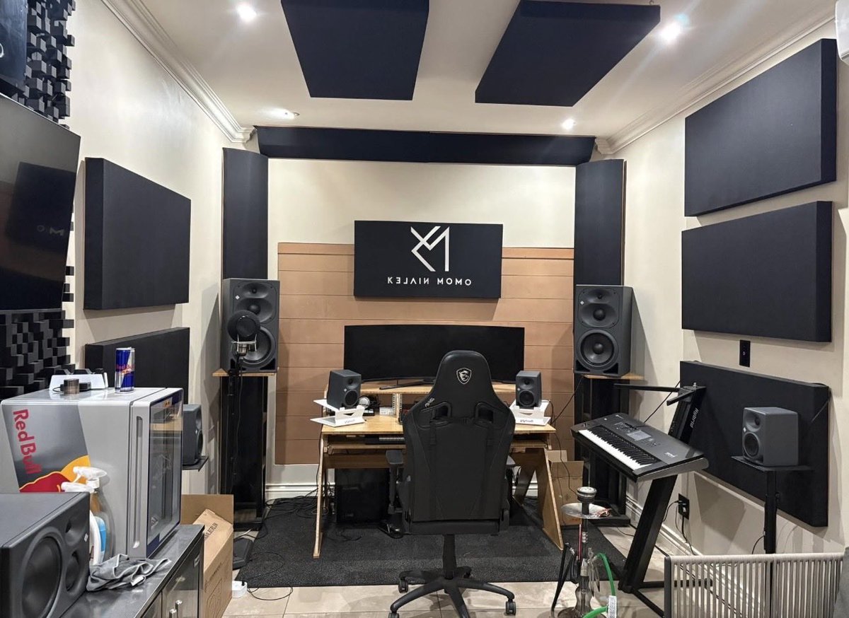MomoFanClub_'s tweet photo. Where all the hits are cooked by yours truly, Thee Goat @kelvinMomo_ 

#amapiano #pianopulse #kelvinmom https://t.co/cpOT6vDzKl