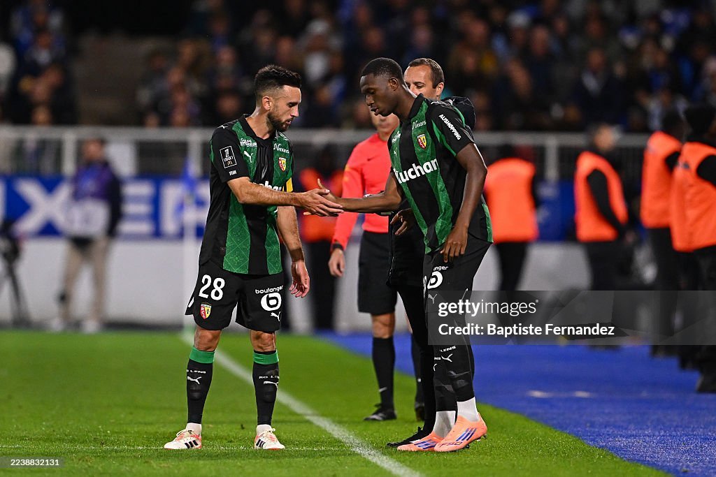 C'est la toute première fois, depuis que <a href="/RclensDatabase/">RCLens Database</a> analyse les buts du <a href="/RCLens/">Racing Club de Lens</a> (1993-1994), que le Racing inscrit au moins 3 buts sur corner lors des 7 premières journées de Ligue 1.