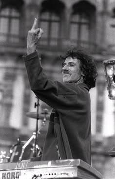 El maestro no se mancha peluca...