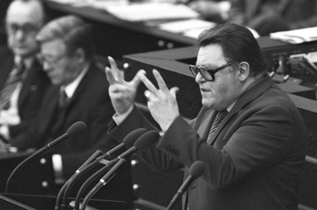 Ich bin schon so alt, dass ich mich an einen Bundestag erinnere, in dem ein sachlicher Schlagabtausch auf Augenhöhe „gepflegt“ wurde. Da gab es geistreiche, die Geschichte zitierende, vor Hohn triefende, aber auch dem Gegner zugewandte geschliffene Redebeiträge, die wahre