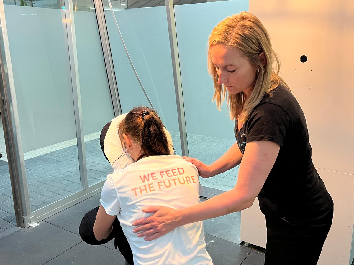 De Health Week is volop aan de gang! Na de sportieve opening van gisteren blikken we vandaag terug op een ontspannen en energieke tweede dag. Kijk je mee? 📸 Vandaag stond in het teken van yoga, stoelmassages en gezonde snacks. De hele week in ons restaurant: Health Week special.