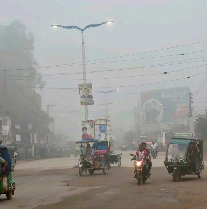 নওগাঁয় হঠাৎ ঘন কুয়াশা, বার্তা দিচ্ছে শীতের