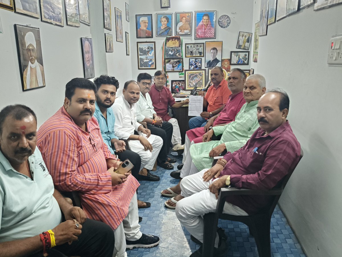 भारतीय राष्ट्रीय कांग्रेस द्वारा आयोजित भोट चोर गद्दी छोड़ के तहत देवघर में हस्ताक्षर अभियान के शुरुआत करने के लिए रणनीति तैयार करते हुए। देवघर के सभी कांग्रेस के सम्मानित पदाधिकारी गण।
<a href="/kharge/">Mallikarjun Kharge</a> <a href="/RahulGandhi/">Rahul Gandhi</a> <a href="/kcvenugopalmp/">K C Venugopal</a> <a href="/KRajuINC/">K Raju</a> 
<a href="/MahtoKeshavINC/">Keshav Mahto Kamlesh</a> <a href="/INCIndia/">Congress</a> 
<a href="/INCJharkhand_/">INCJharkhand</a>