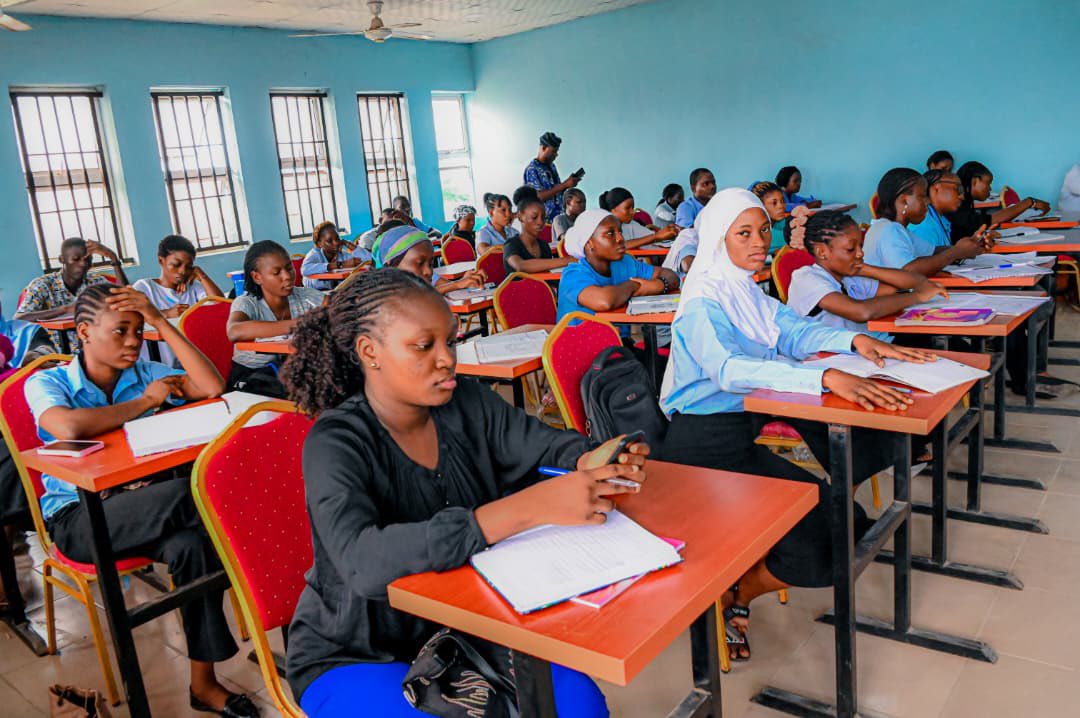 YemibOyebanji's tweet image. UNIVERSITY OF IBADAN | Monday, 6th October 2025

It was indeed a delight to return to my beloved Department of Educational Management, University of Ibadan, to lecture the 300-level students of the department.

I had the privilege of engaging these brilliant future leaders while…