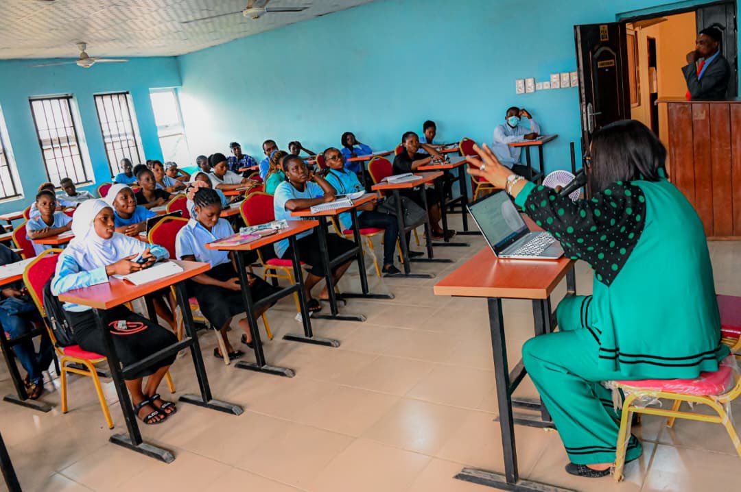 YemibOyebanji's tweet image. UNIVERSITY OF IBADAN | Monday, 6th October 2025

It was indeed a delight to return to my beloved Department of Educational Management, University of Ibadan, to lecture the 300-level students of the department.

I had the privilege of engaging these brilliant future leaders while…