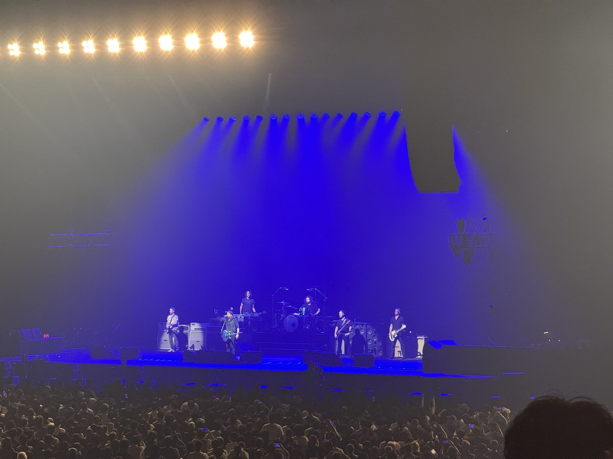 watanabe__3's tweet photo. デイブがギターかき鳴らしてステージに出てきた時点で目頭が熱くなりました
#FooFighters https://t.co/dePFMr1hW6