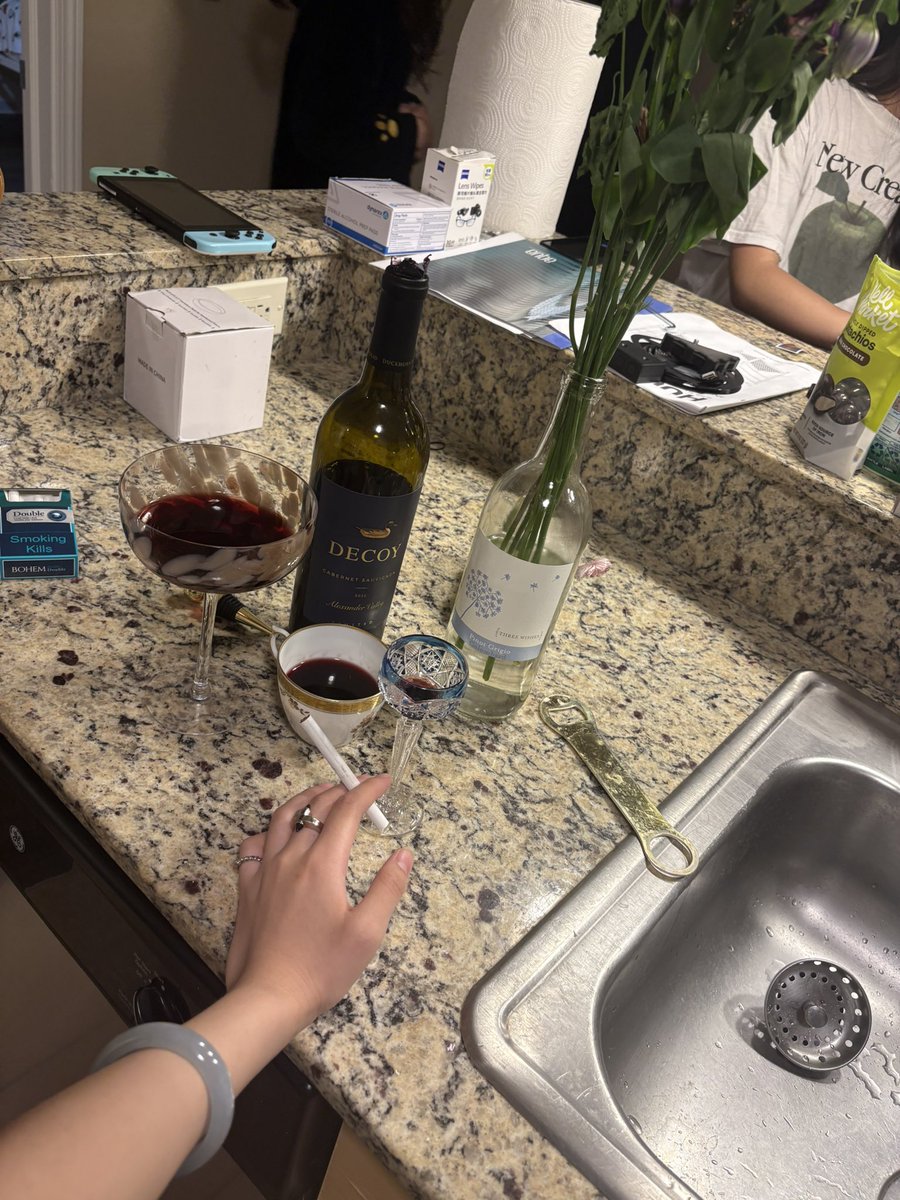 在狐狸家靠狐狸杆抽狐狸烟喝西柚葡萄酒（点头）